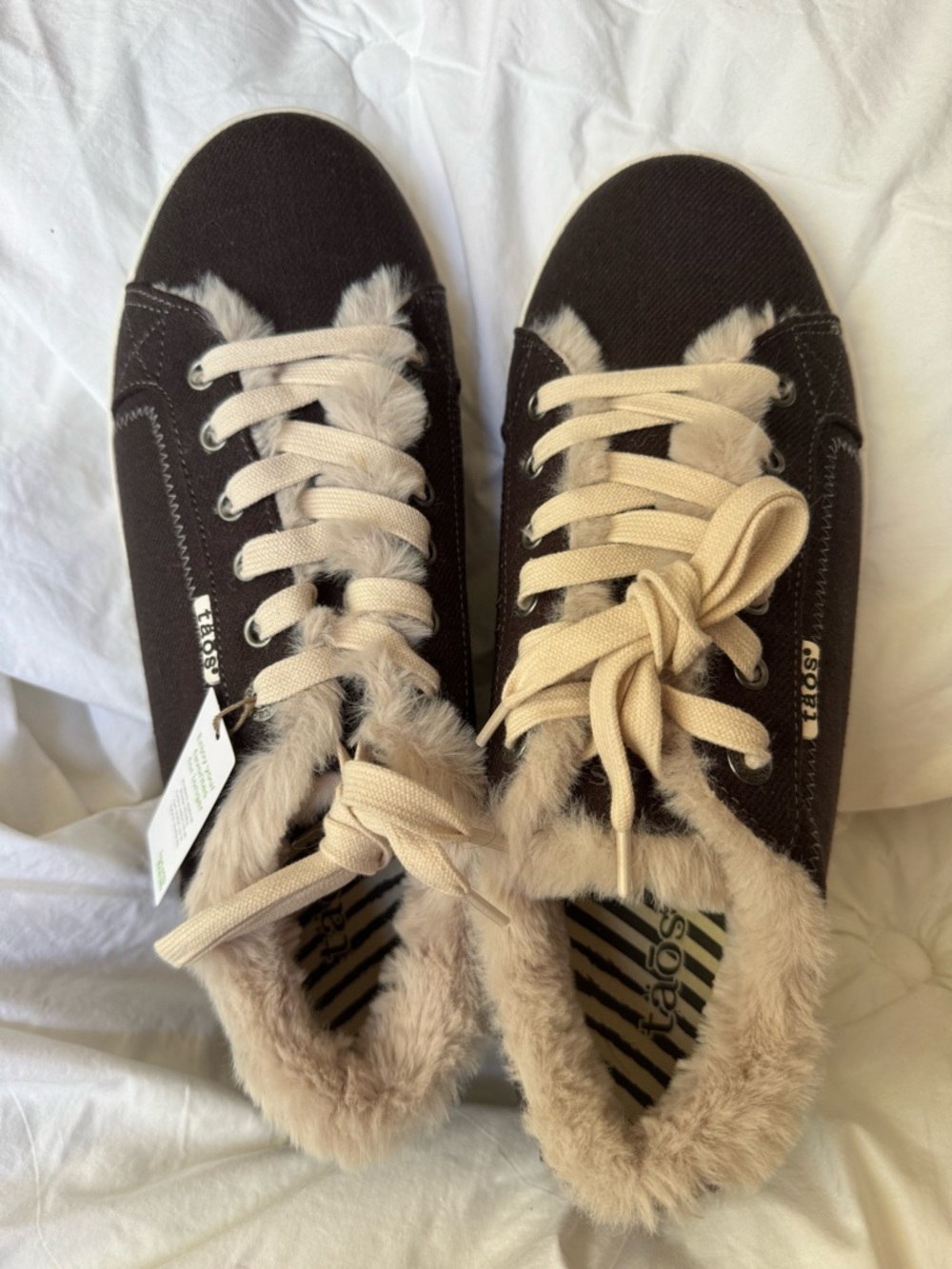 Taos Starline shoe charcoal with fur lining
NWT Original packaging sz 11 Wide